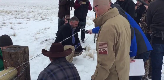 Oregon militia takes down refuge fence