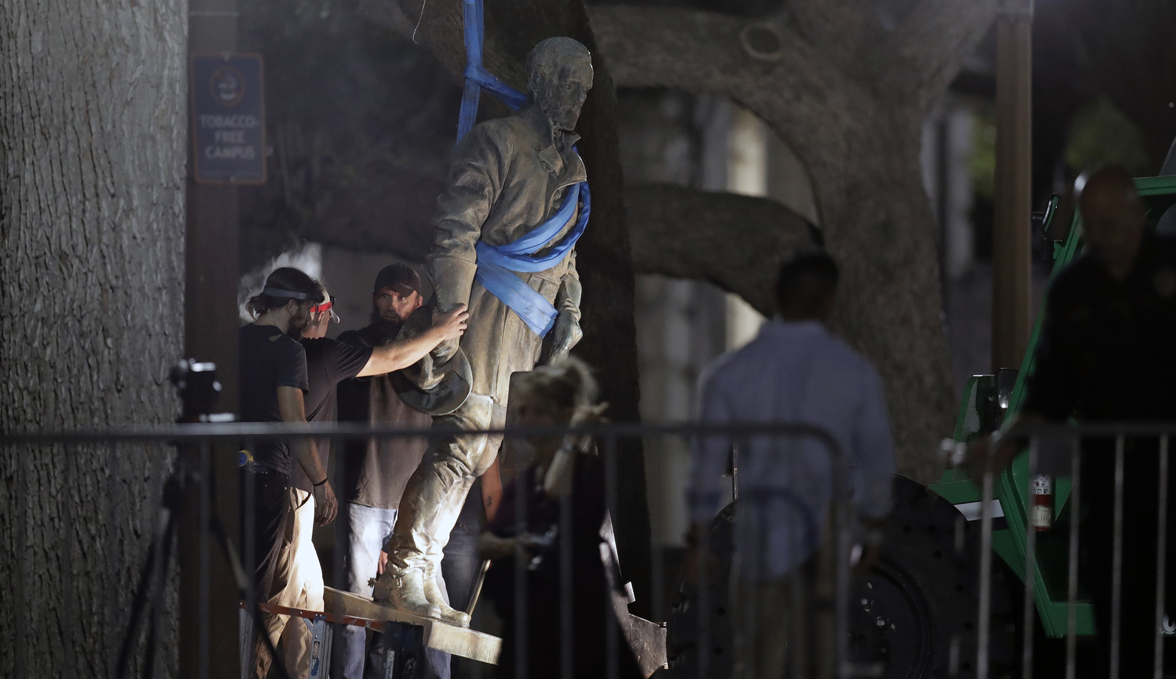 University of Texas at Austin removes Confederate monuments