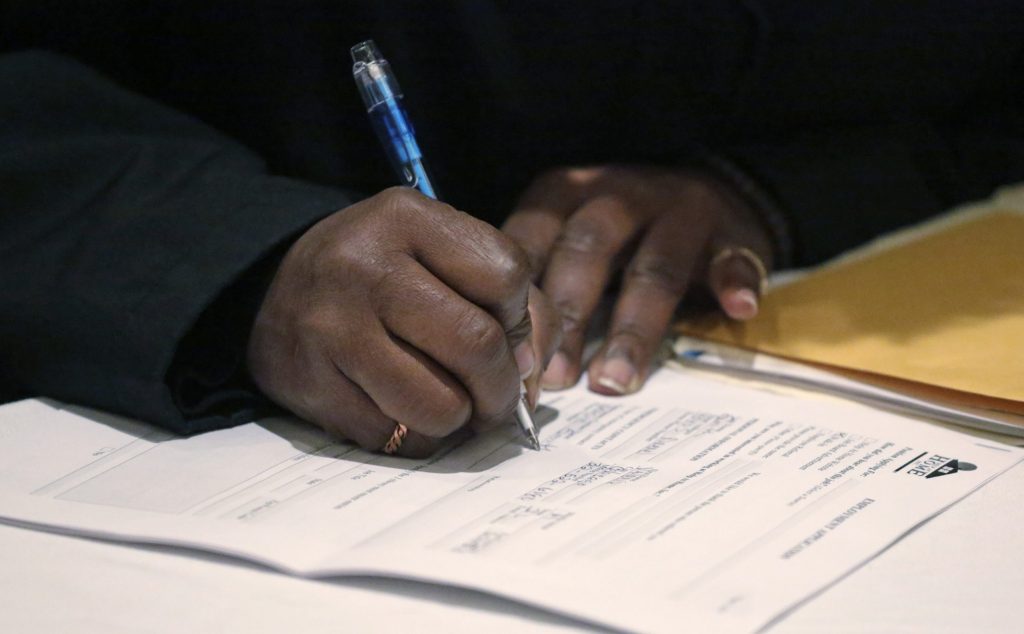 Jobless claims fall to 271,000