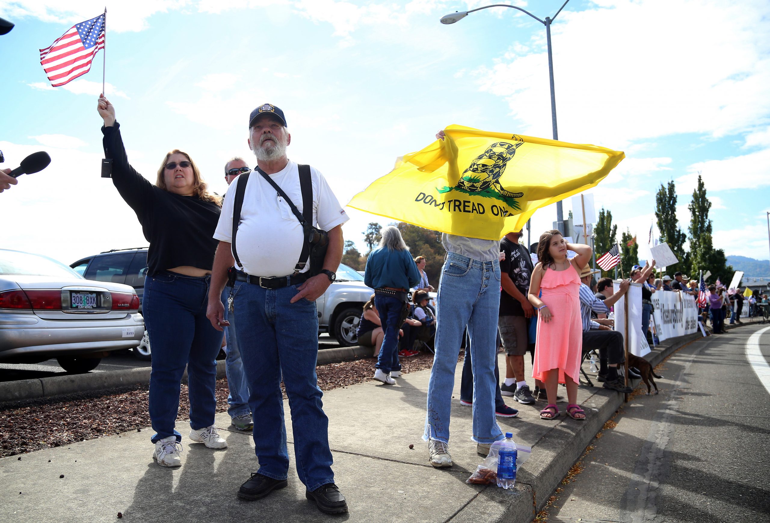 Pro-gun protestors greet Obama in Oregon
