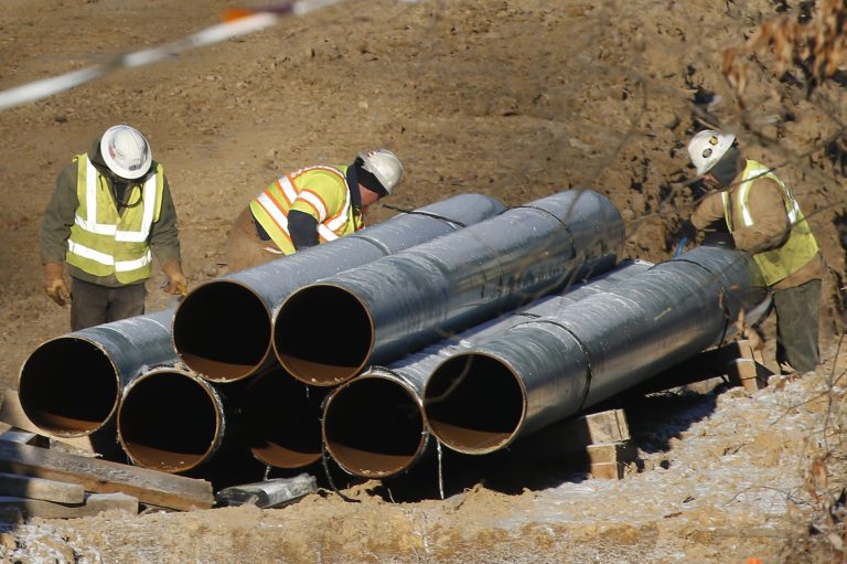 The new outlook also shows oil production from shale replacing petroleum imports. (AP Photo)Â 