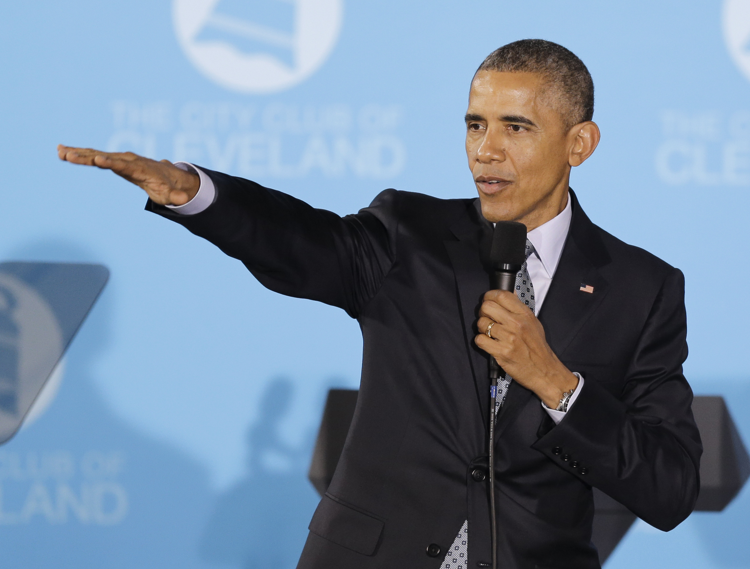 Obama to sign executive order curbing federal emissions