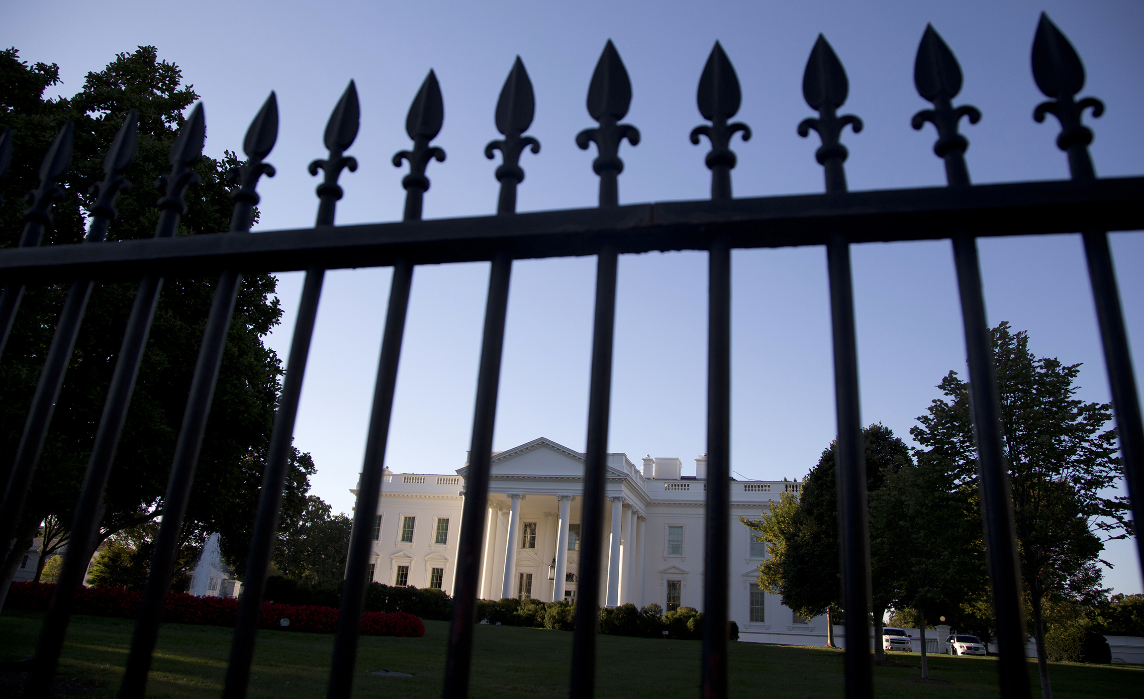 Man sporting face mask, gun near White House detained