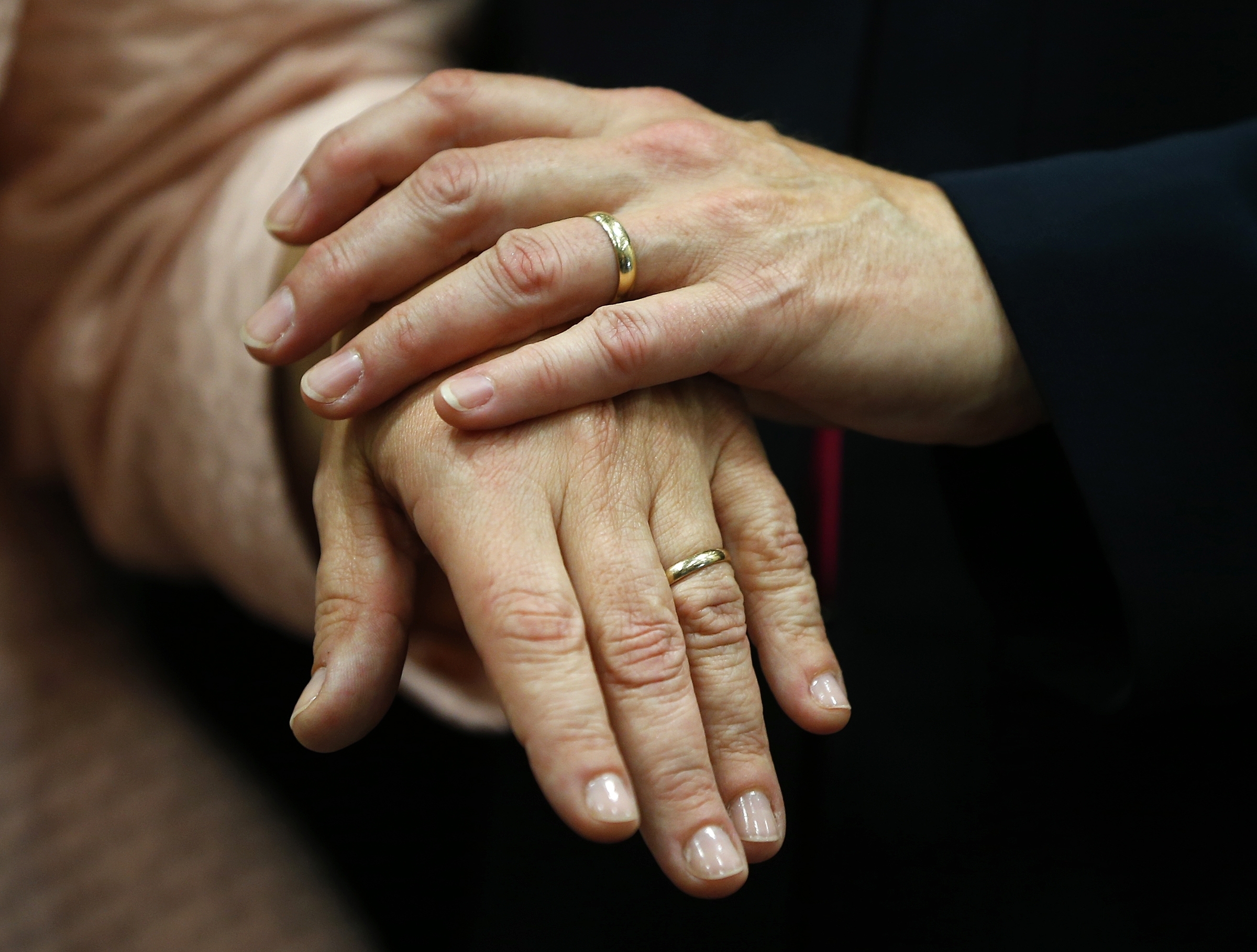 HHS requires insurance companies that cover spouses to recognize gay marriages