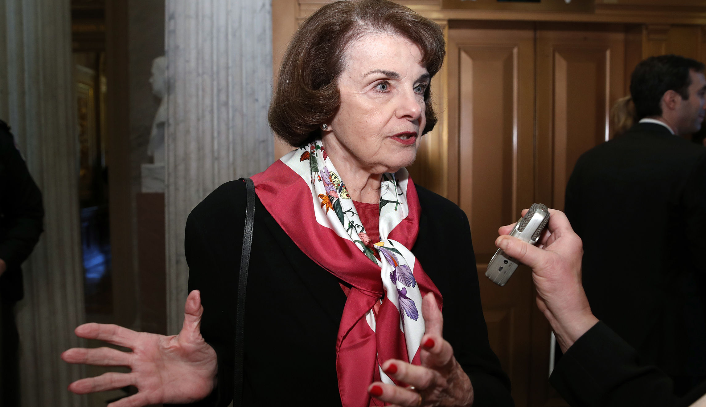 Dianne Feinstein demands documents from two more Trump campaign officials as part of Russia probe