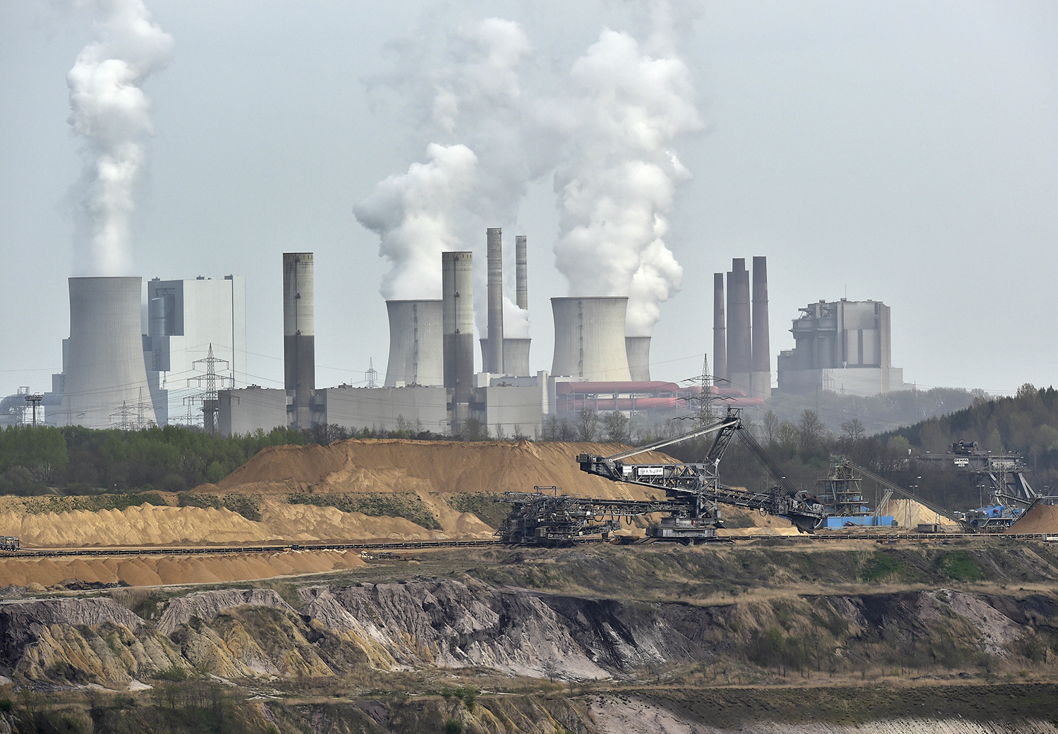 Conservative group prods Trump to withdraw from Paris climate deal