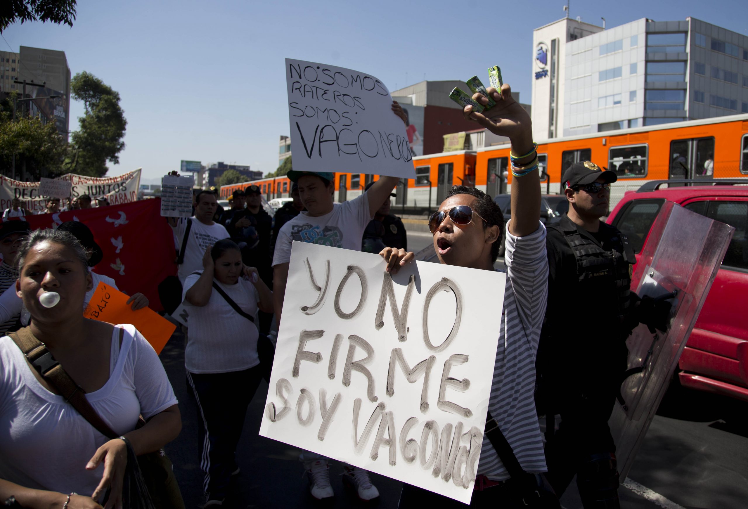 Evicted vendors make noise at Mexico city hall