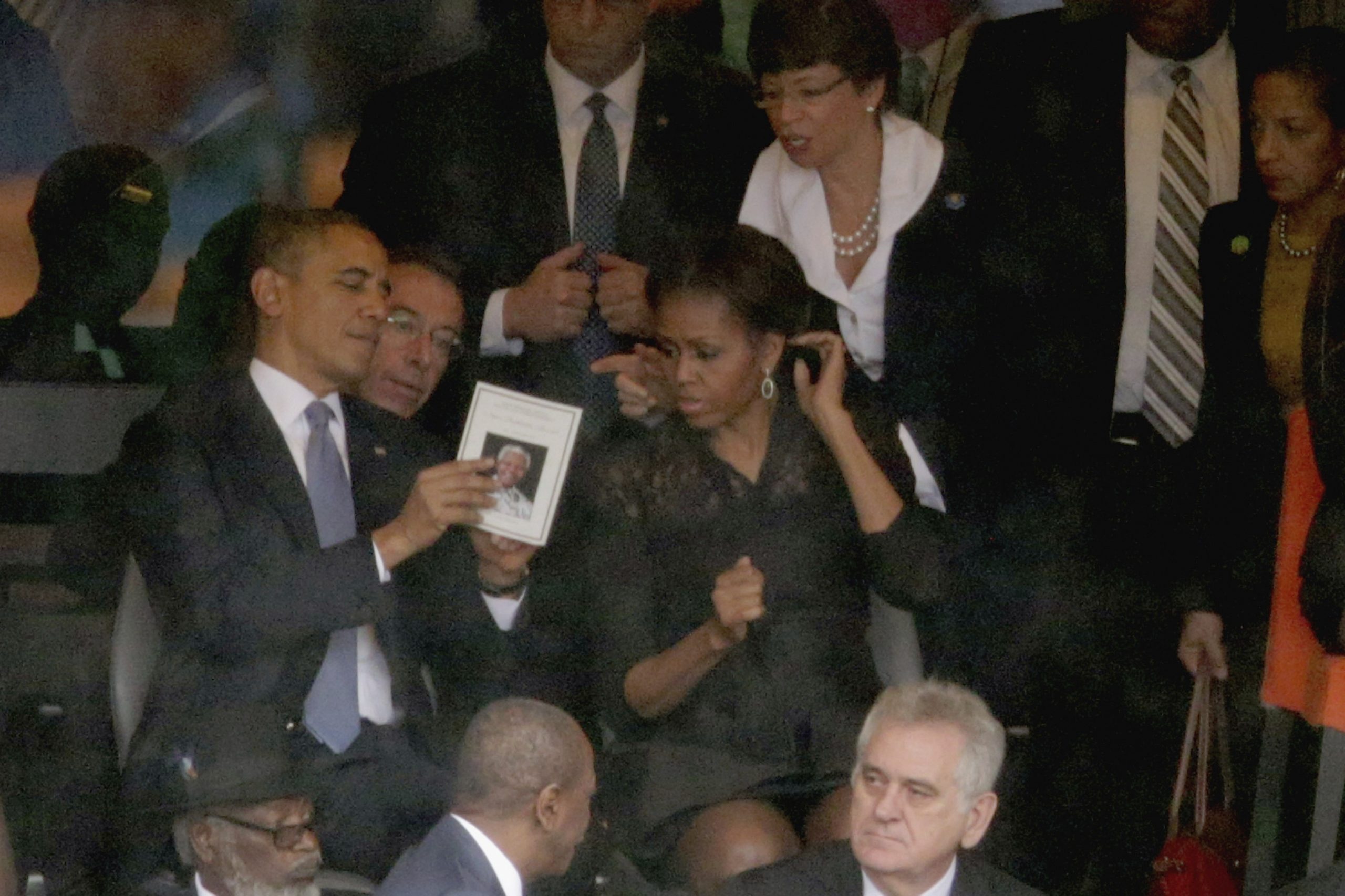 Obama takes selfie at Nelson Mandela memorial service