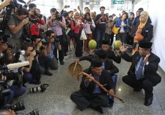 Malaysian plane mystery bewilders, frustrates