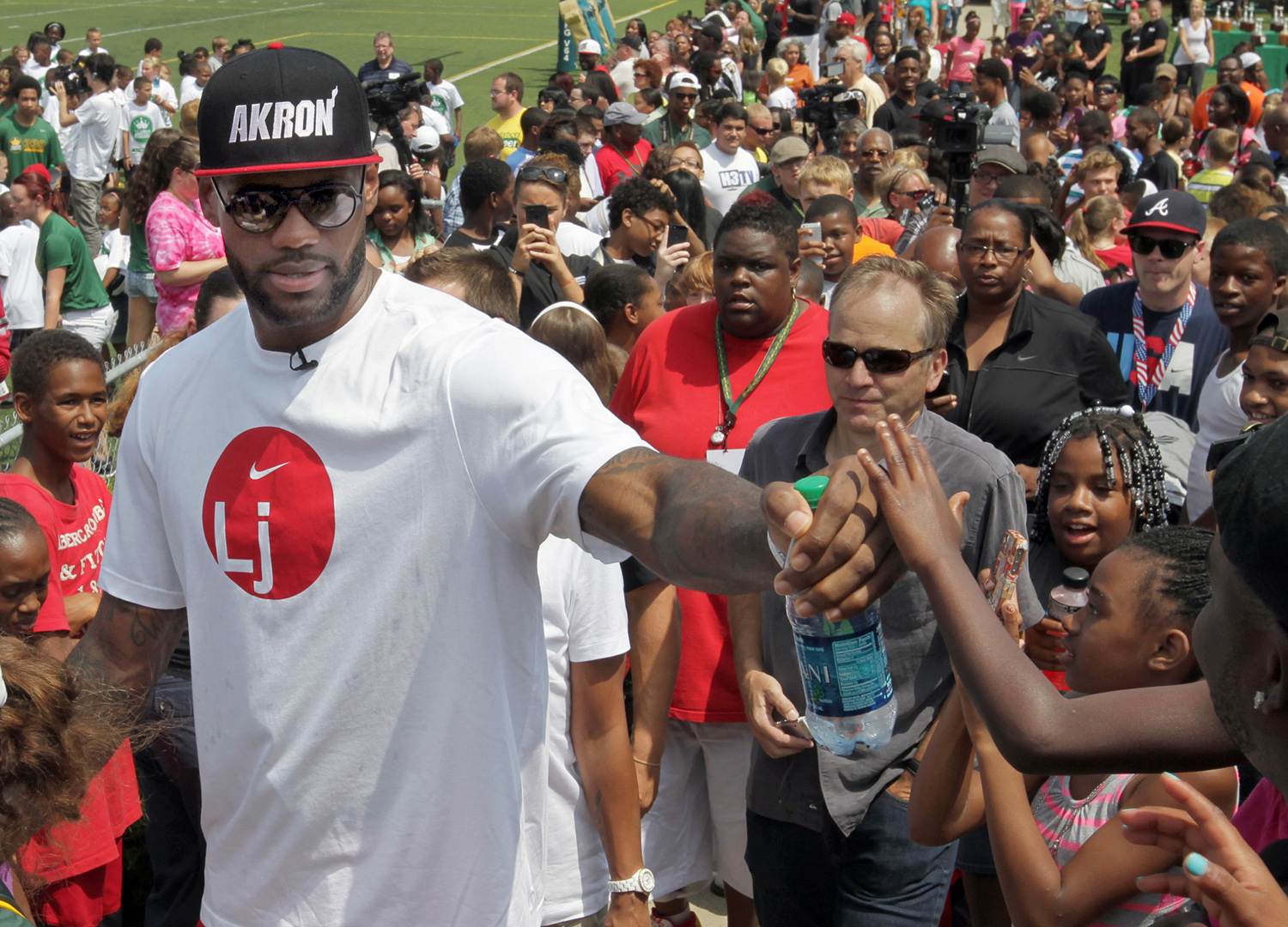 In Ohio, Clinton touts LeBron James endorsement