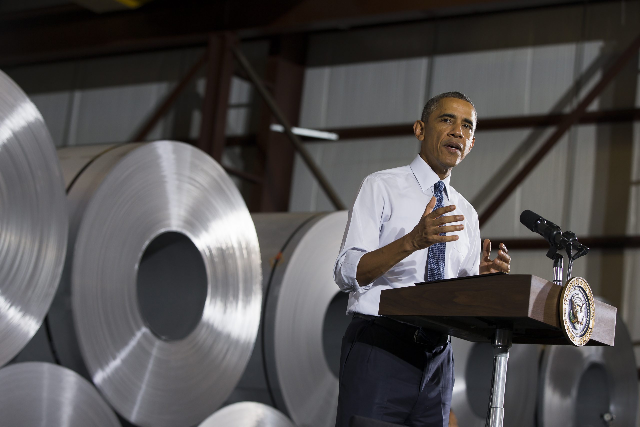 Obama highlights economic, manufacturing gains