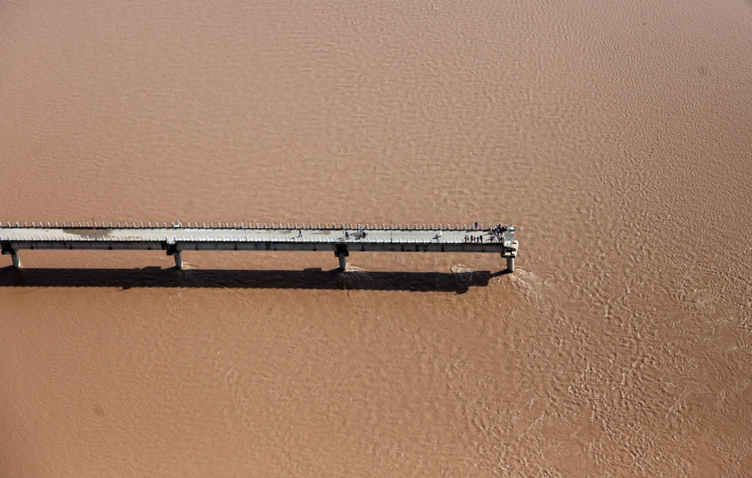 Indian, Pakistani troops aid flood-stranded people