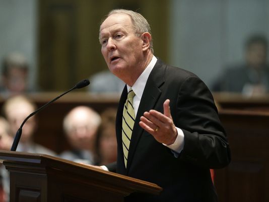 Top aide to Lamar Alexander’s foe quits, backs the Tennessee senator