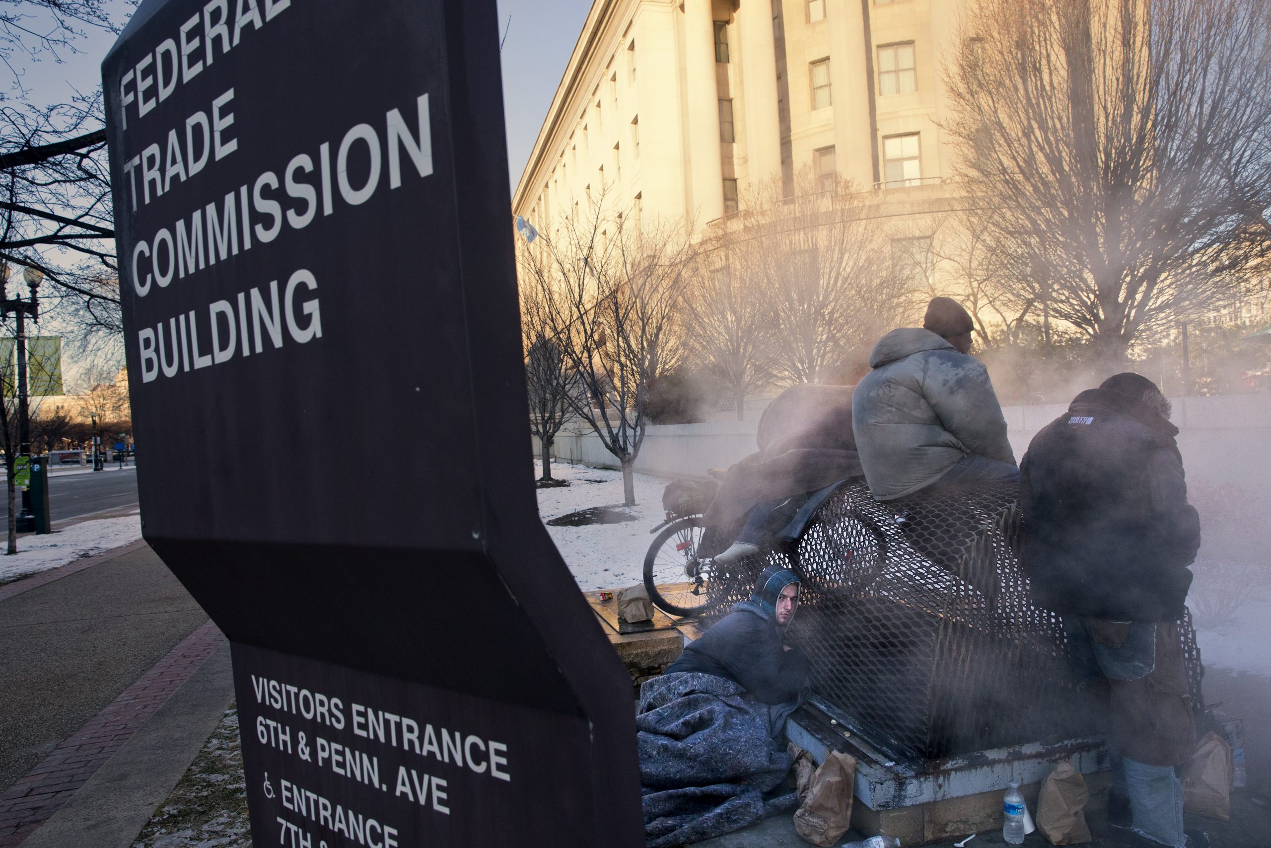 FTC weighs restricting noncompete agreements to boost worker job prospects