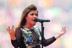 Kelly Clarkson announces engagement