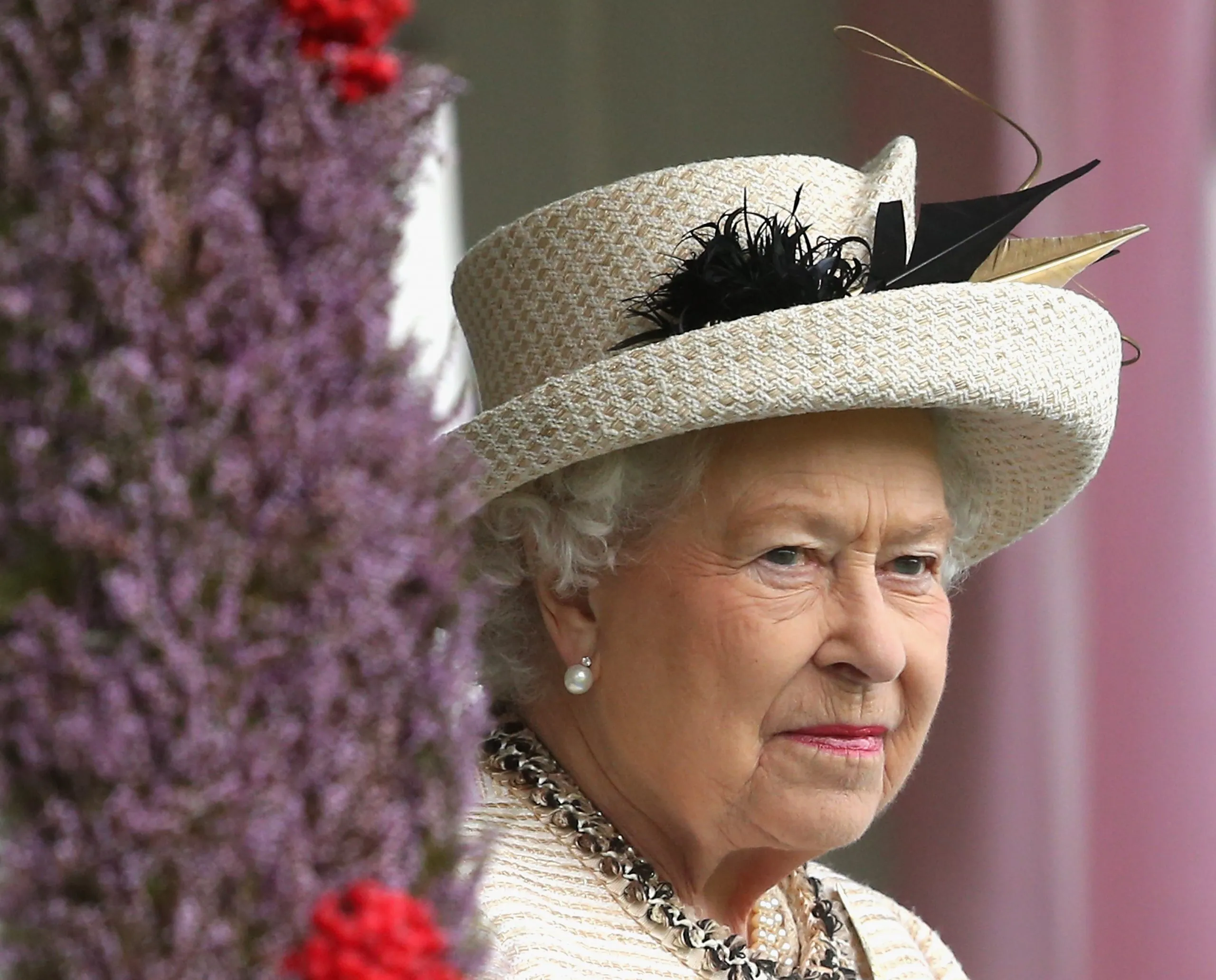 Queen encourages Scots to ‘think very carefully’ before independence vote