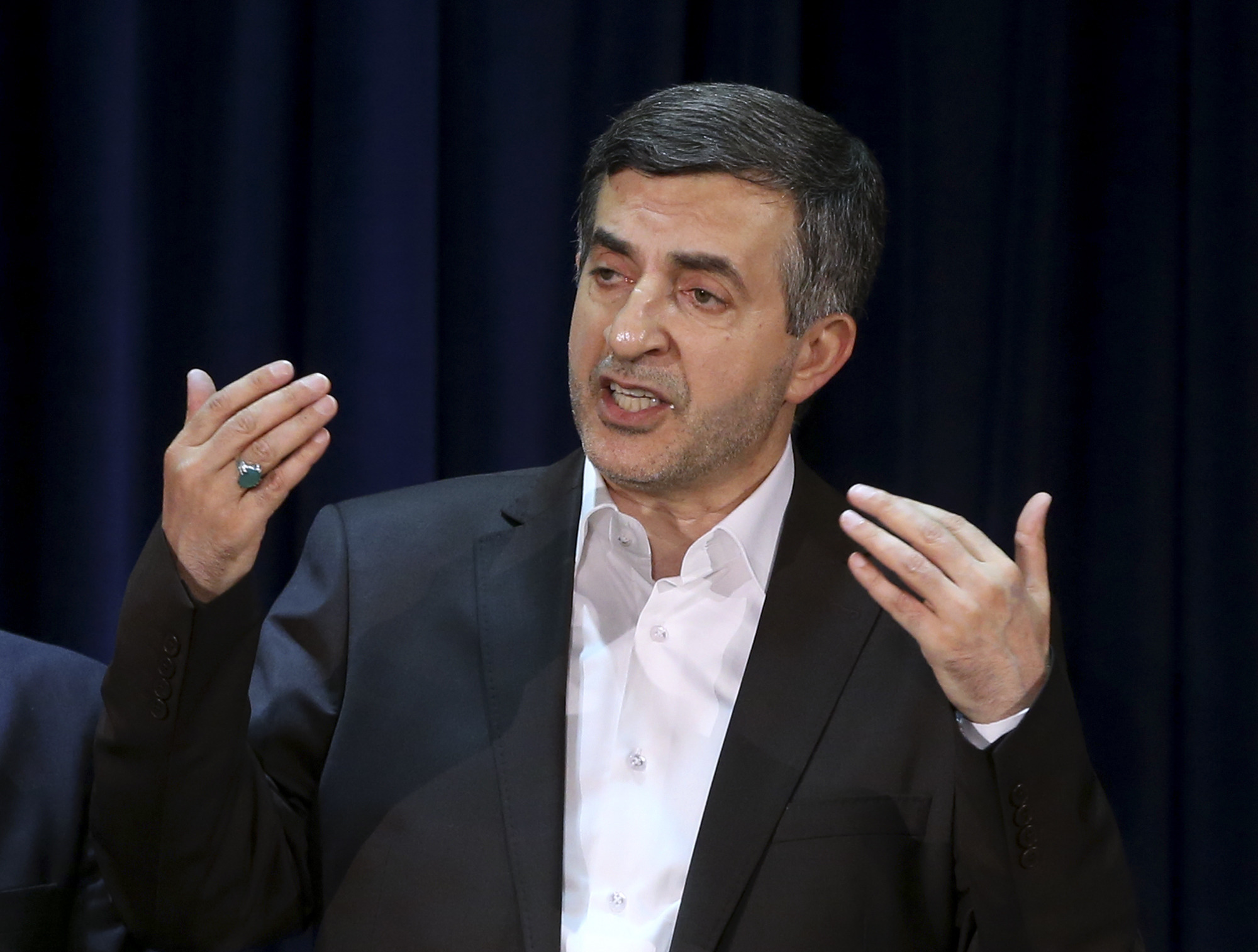 Iran’s Ahmadinejad looks to outsider options