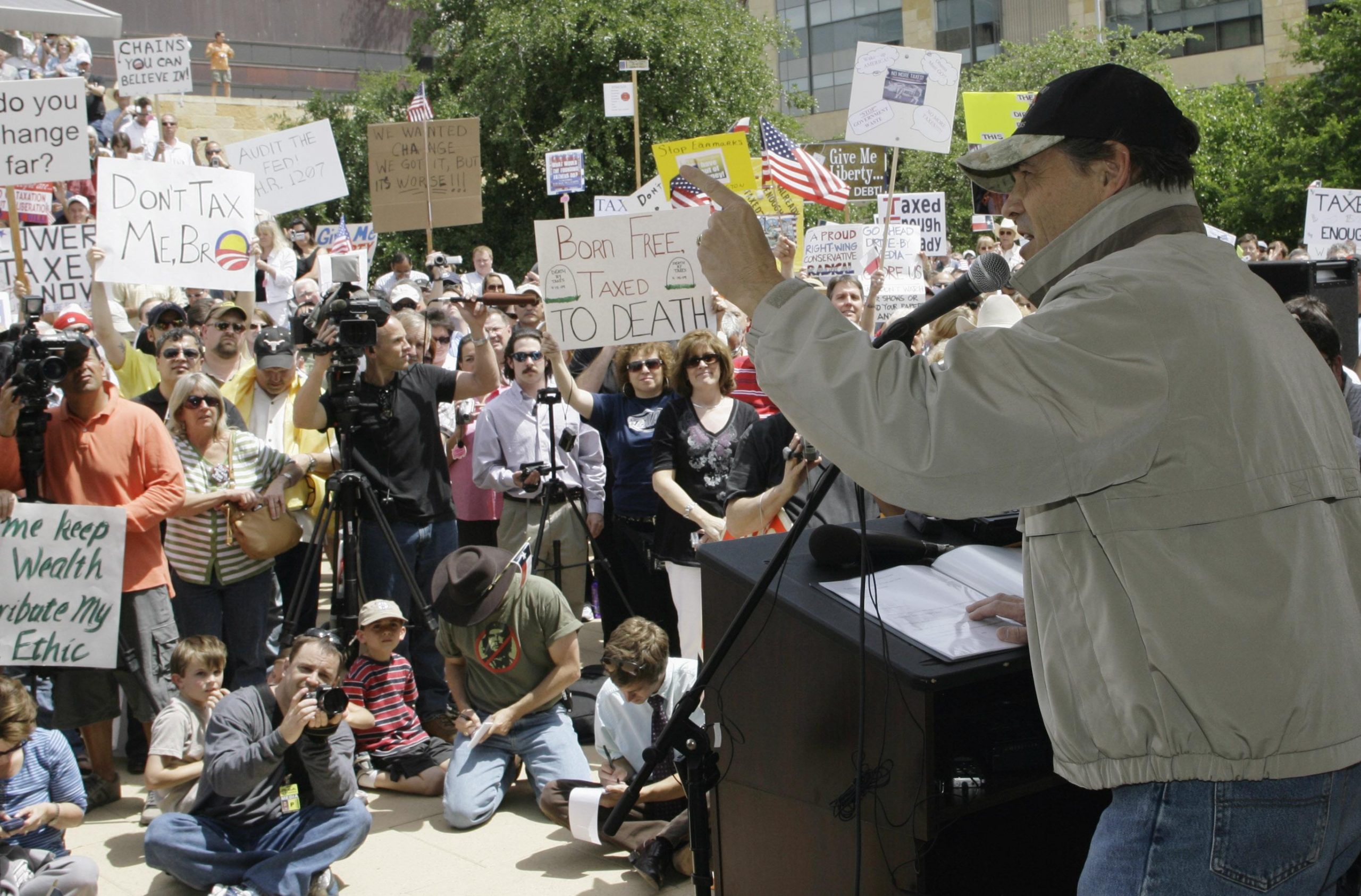 Perry defends Ponzi, treason, secession talk