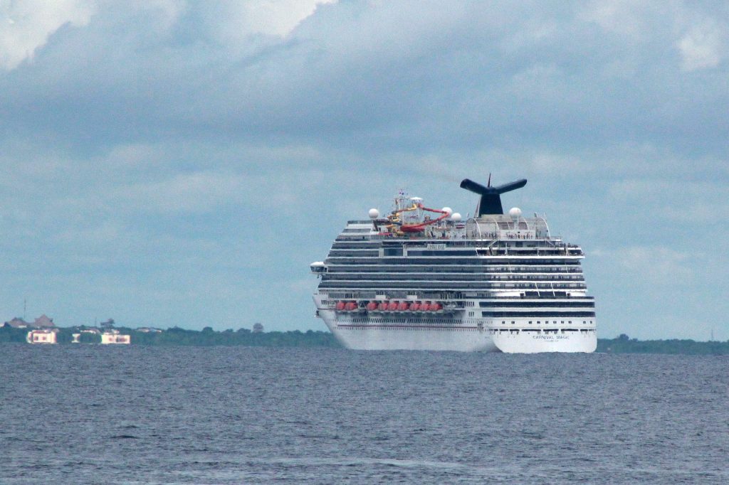US monitors health care worker aboard cruise ship