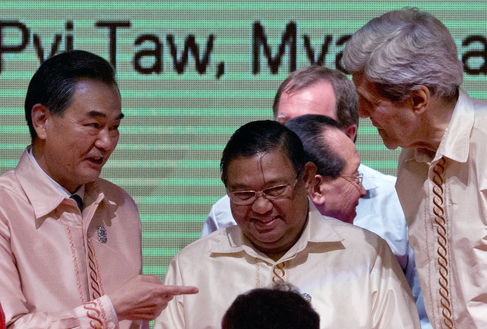 Kerry presses Myanmar on democratic reform