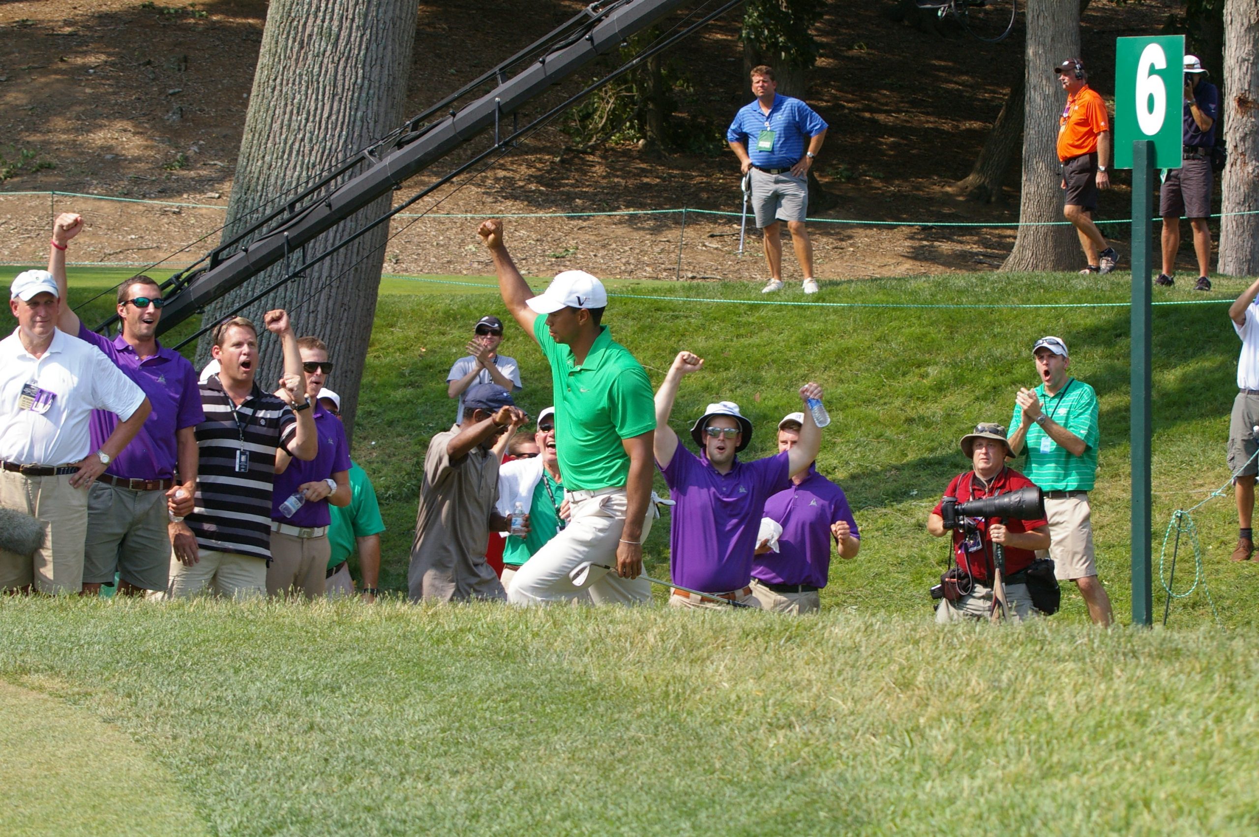 Woods surges on fan-free day