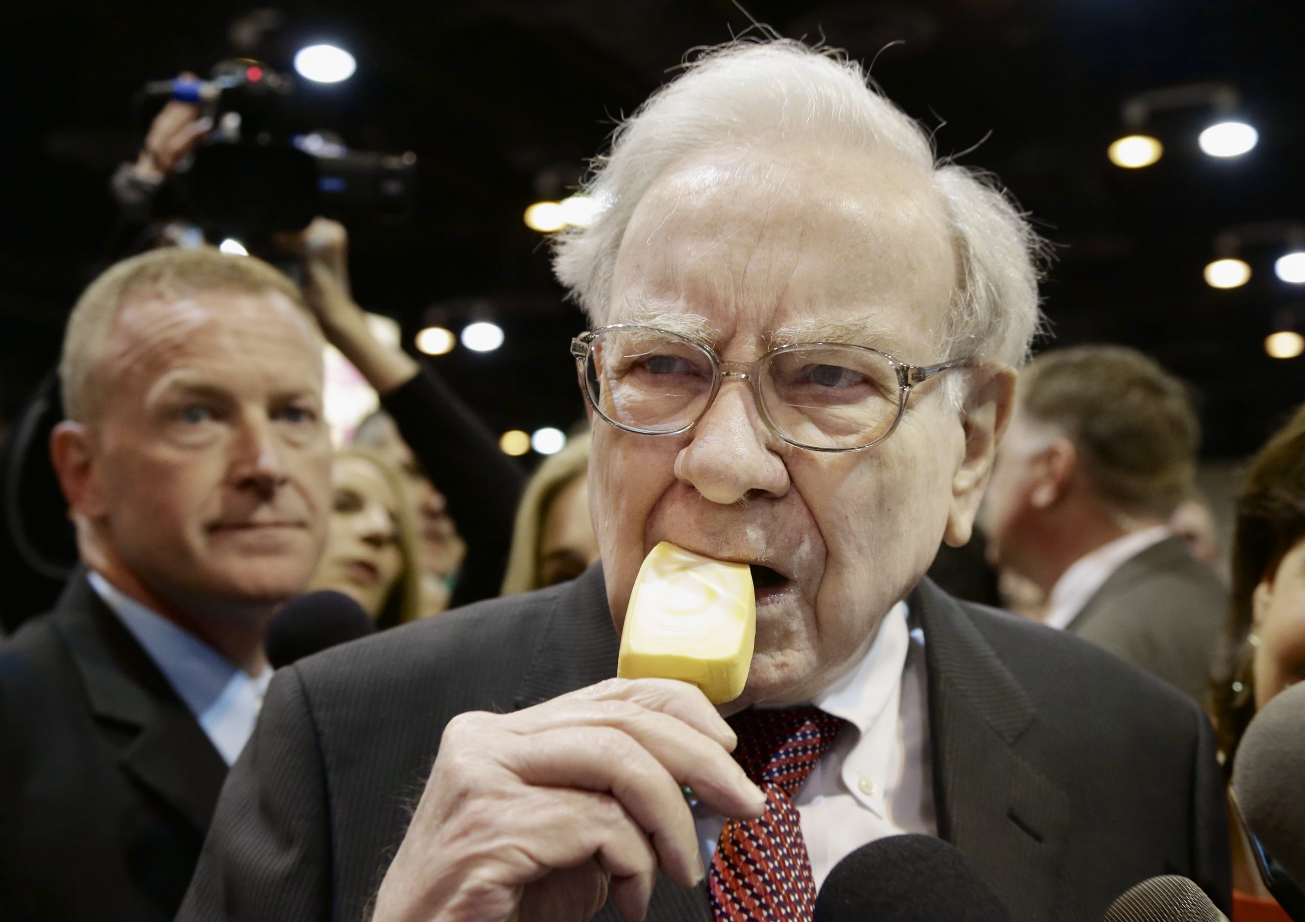 Thousands descend on Omaha to hear Buffett speak