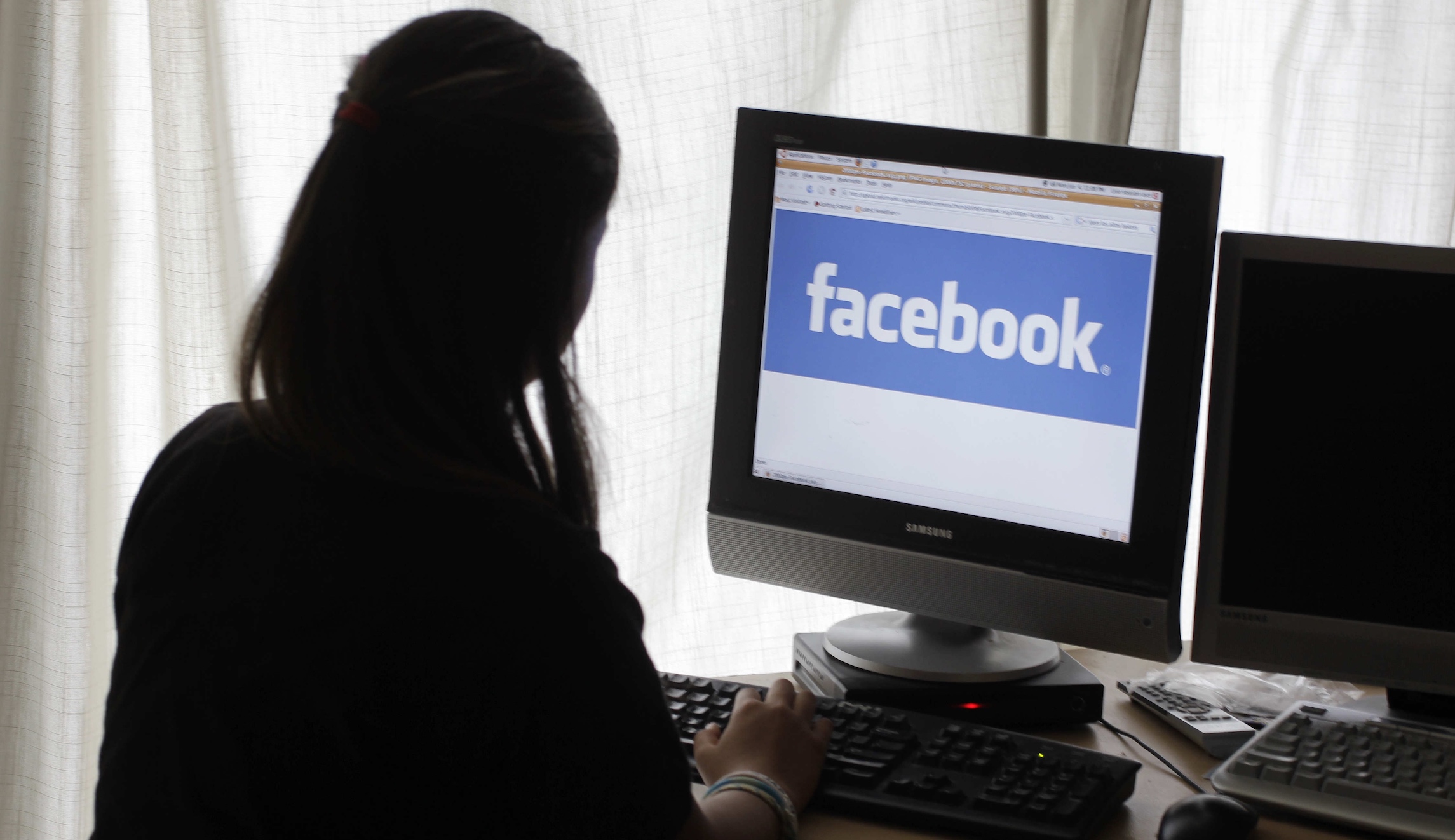 Facebook to ask users to rank news outlets they trust