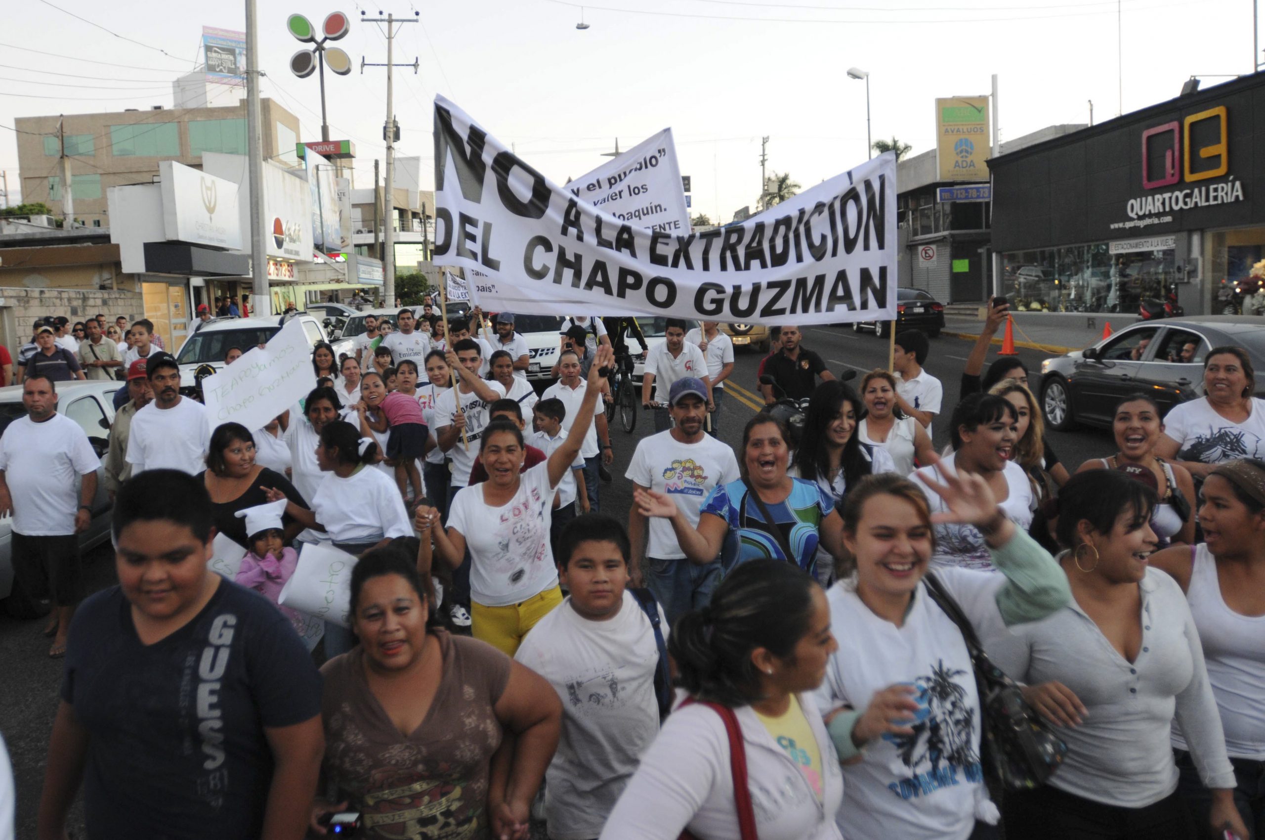 Hundreds march for Sinaloa cartel boss in Mexico
