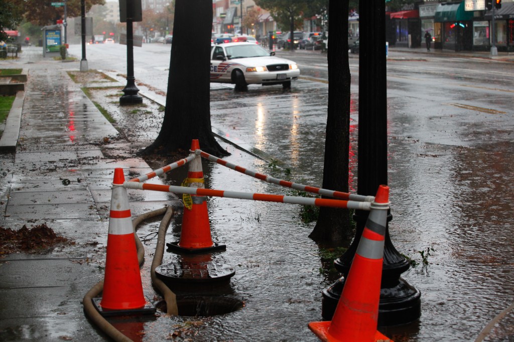 Washington begins to feel Hurricane Sandy