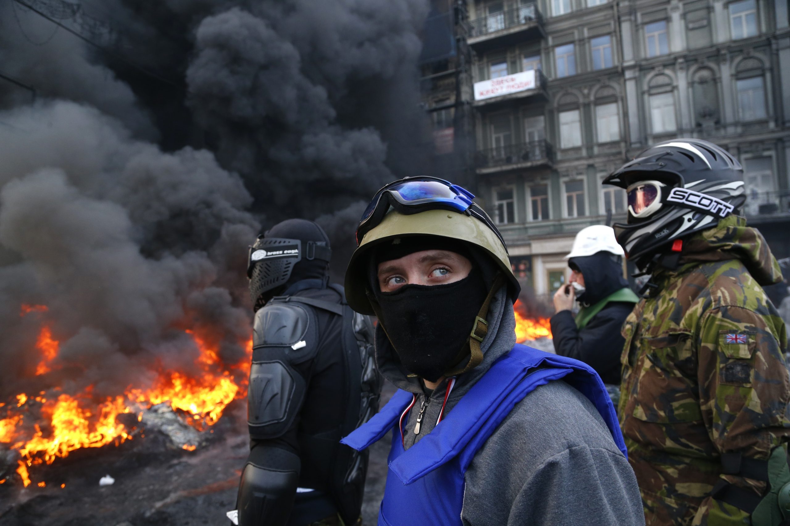 Kiev protesters attack building with police inside