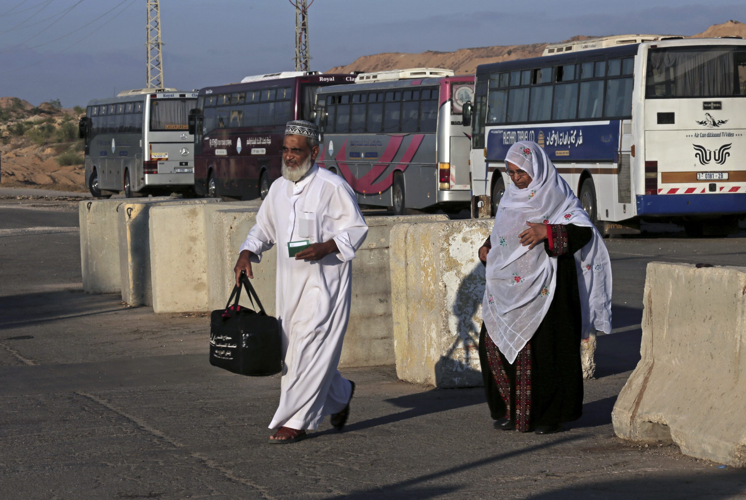 Israel permits Gazans to pray at Jerusalem mosque