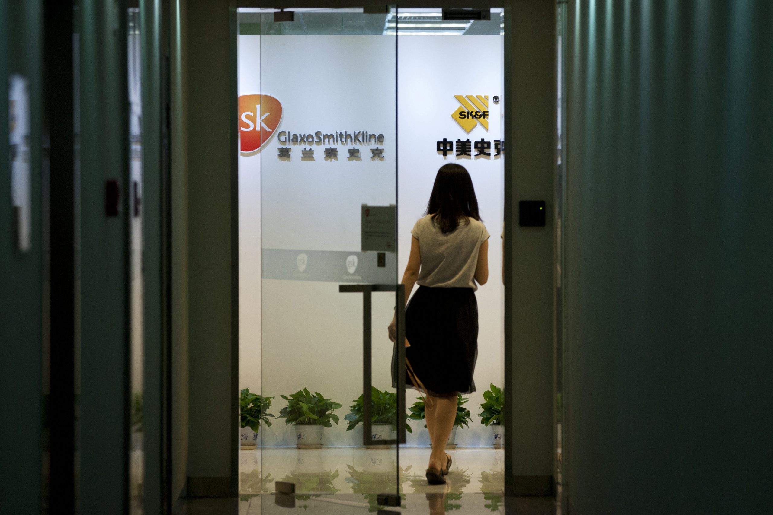 China fines GlaxoSmithKline $492M for bribery