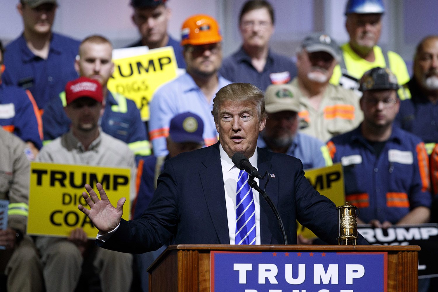 Trump bashes Clinton for ‘pay for play,’ invokes Blagojevich