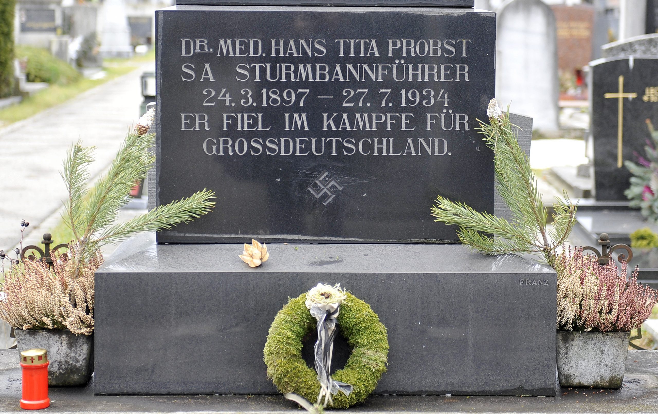 Swastika on Austrian tombstone defies official ban
