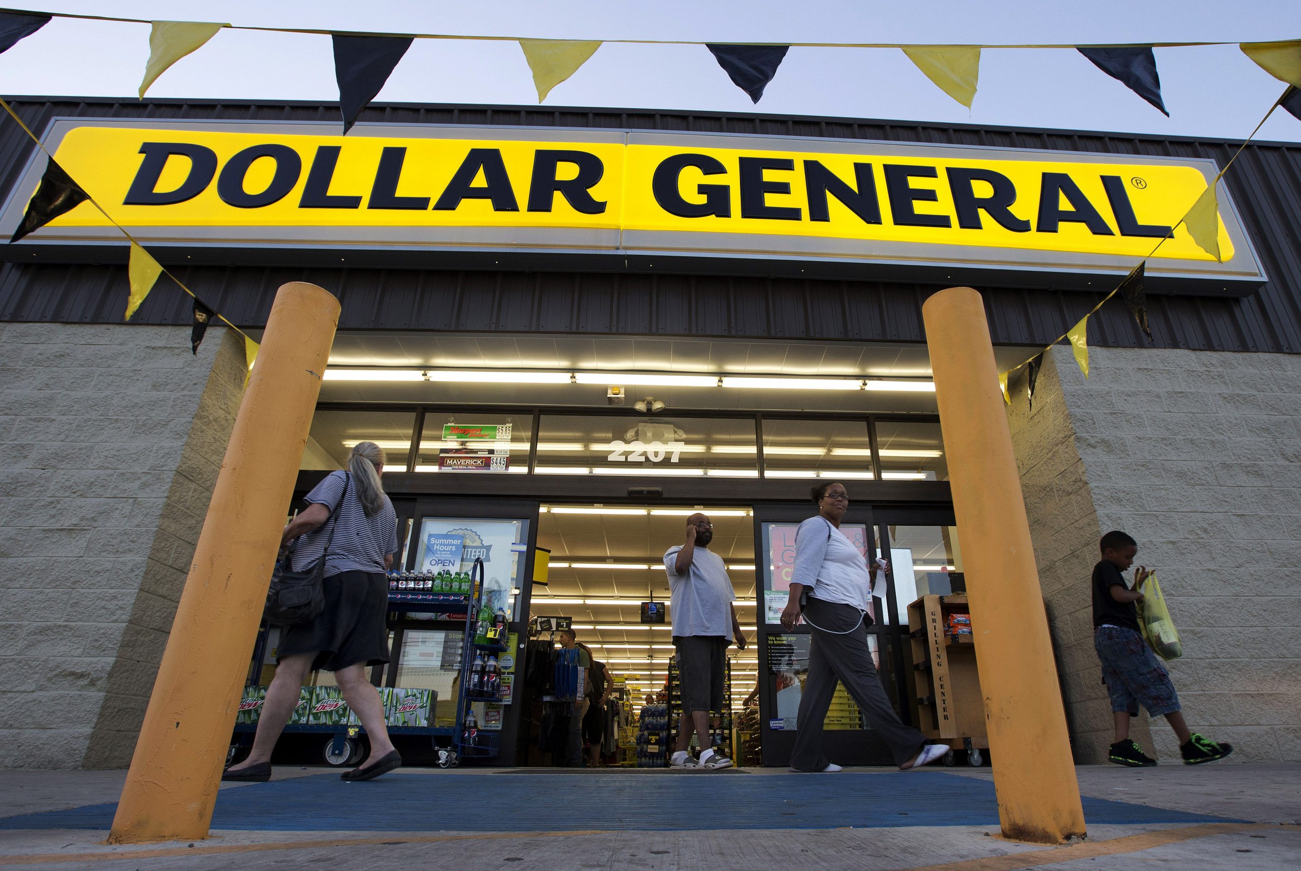 Armed bystander fatally shoots robbery suspect at Dollar General