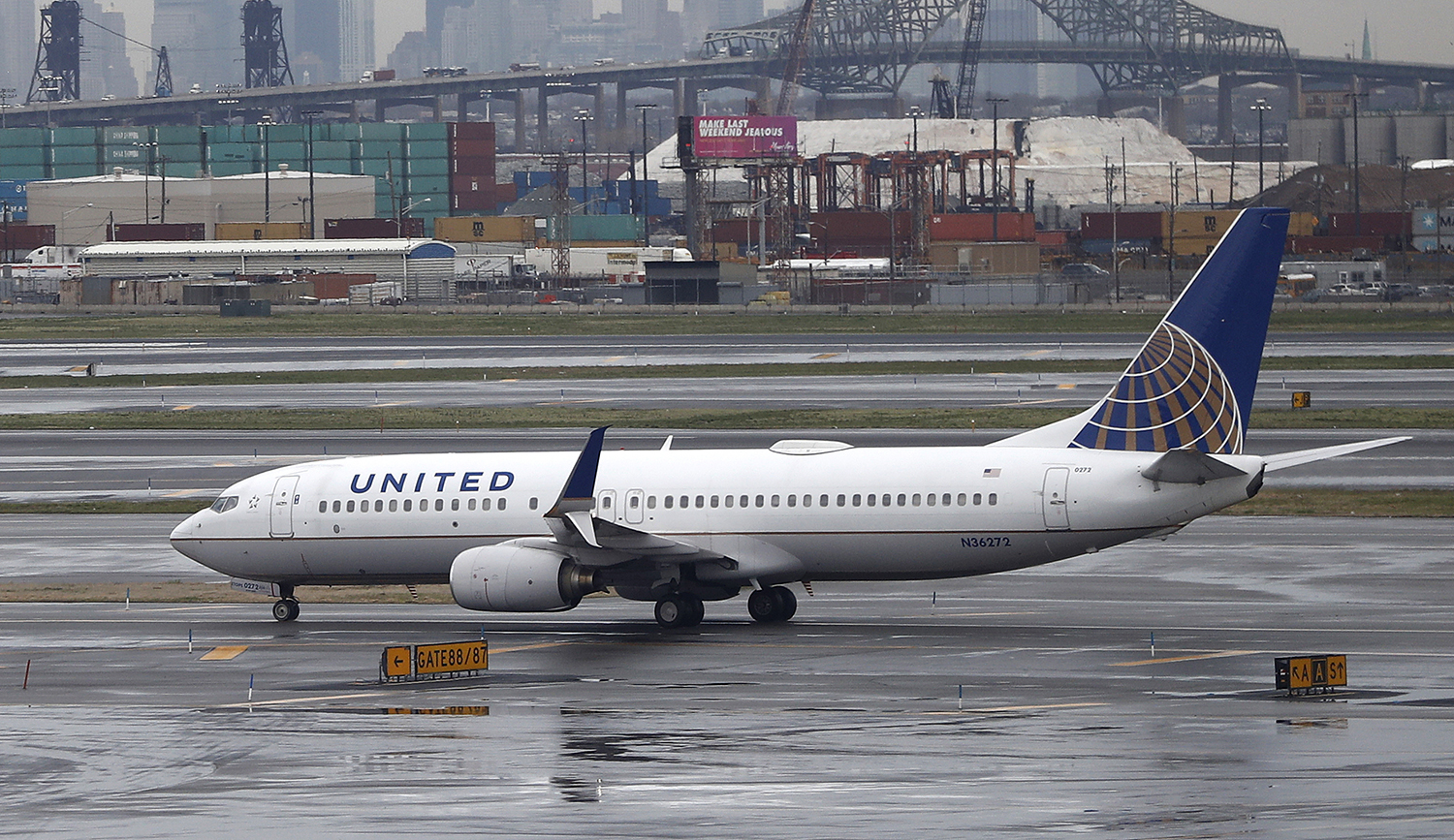 Physician who was dragged off flight settles with United