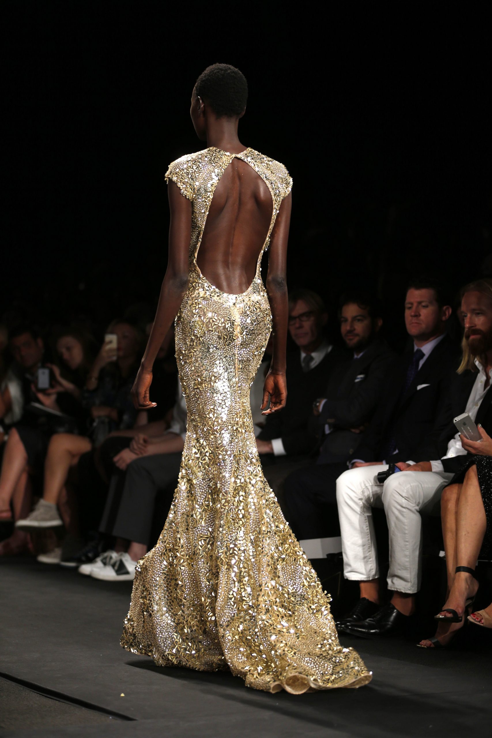 Naeem Khan: dazzling red carpet and sporty stripes