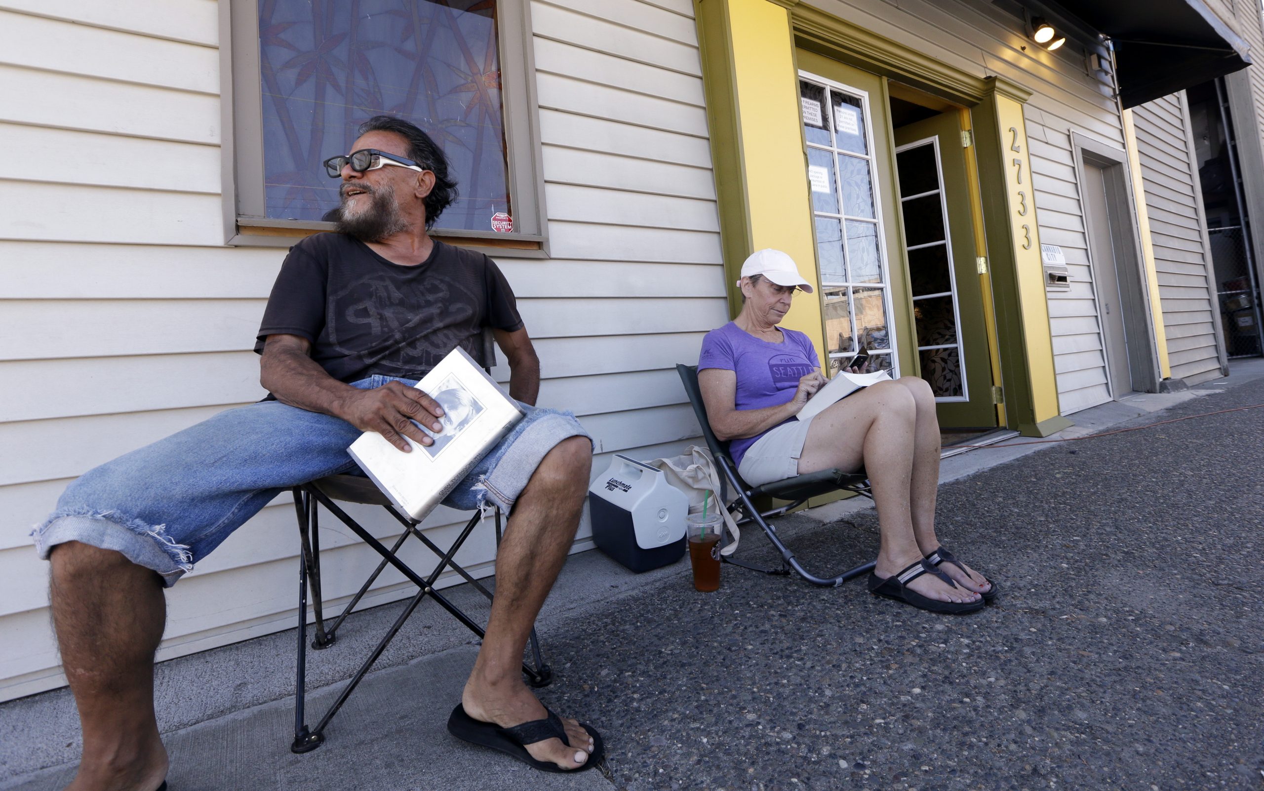 Washington state issues 24 marijuana shop licenses