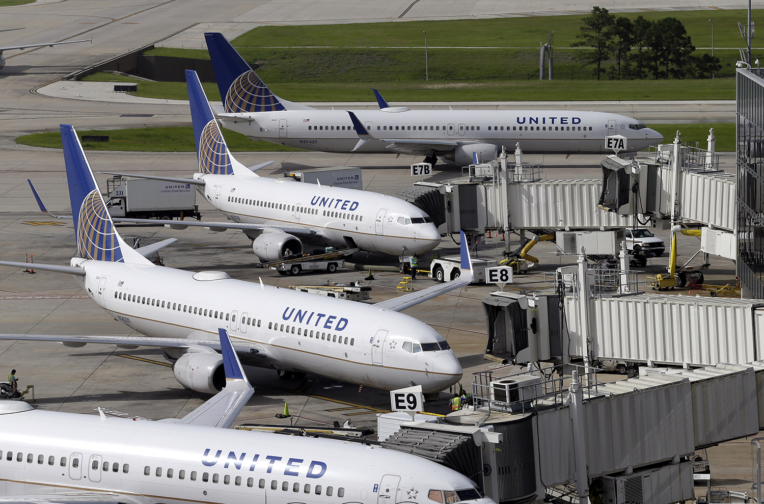 Man dragged off United Airlines flight lands company in hot water