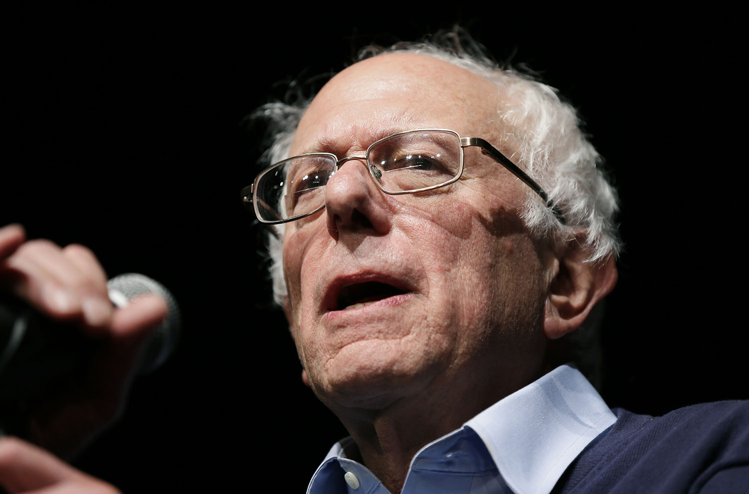 Trump woos Sanders supporters on eve of debate