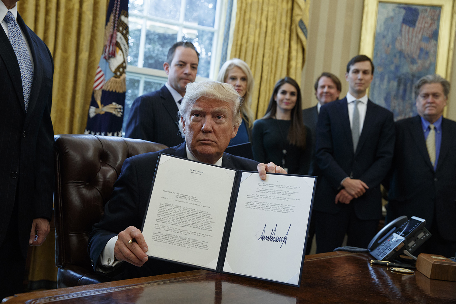 Trump signs executive orders authorizing Keystone XL, Dakota Access pipelines