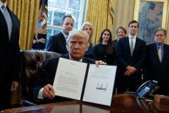 Trump signs executive orders authorizing Keystone XL, Dakota Access pipelines