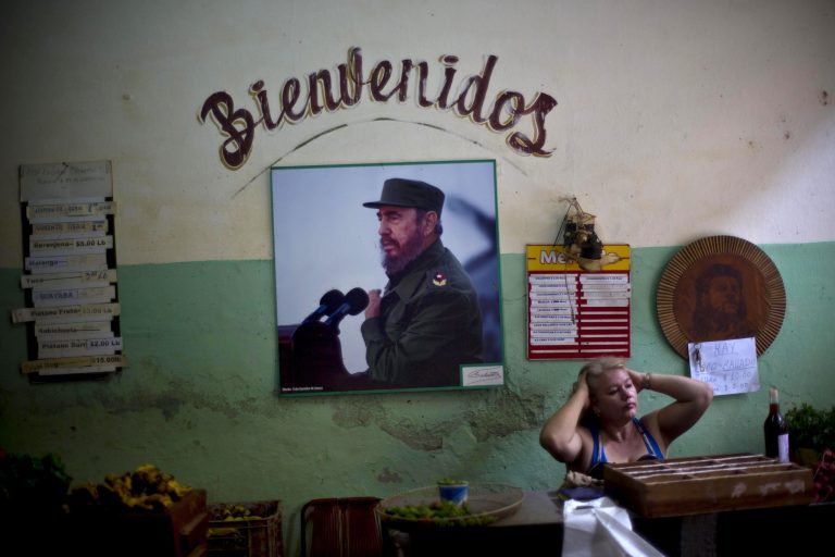 A photograph of Fidel Castro hangs under the Spanish word 