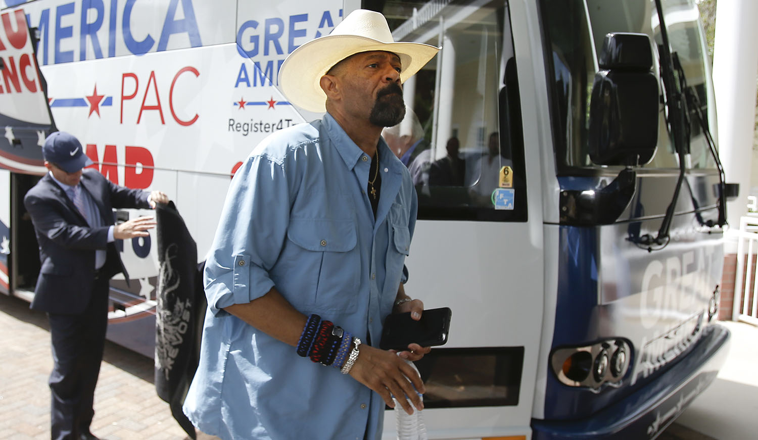 Trump to meet with with fiery anti-Obama sheriff, 7 others on Monday