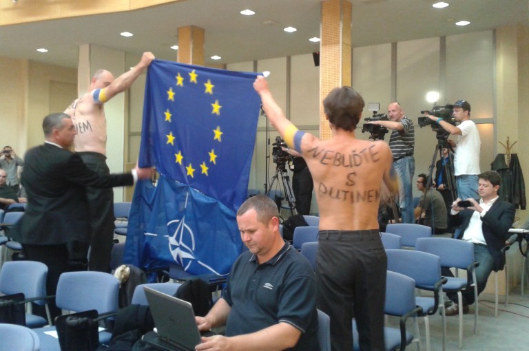 Activists interrupt Czech government briefing
