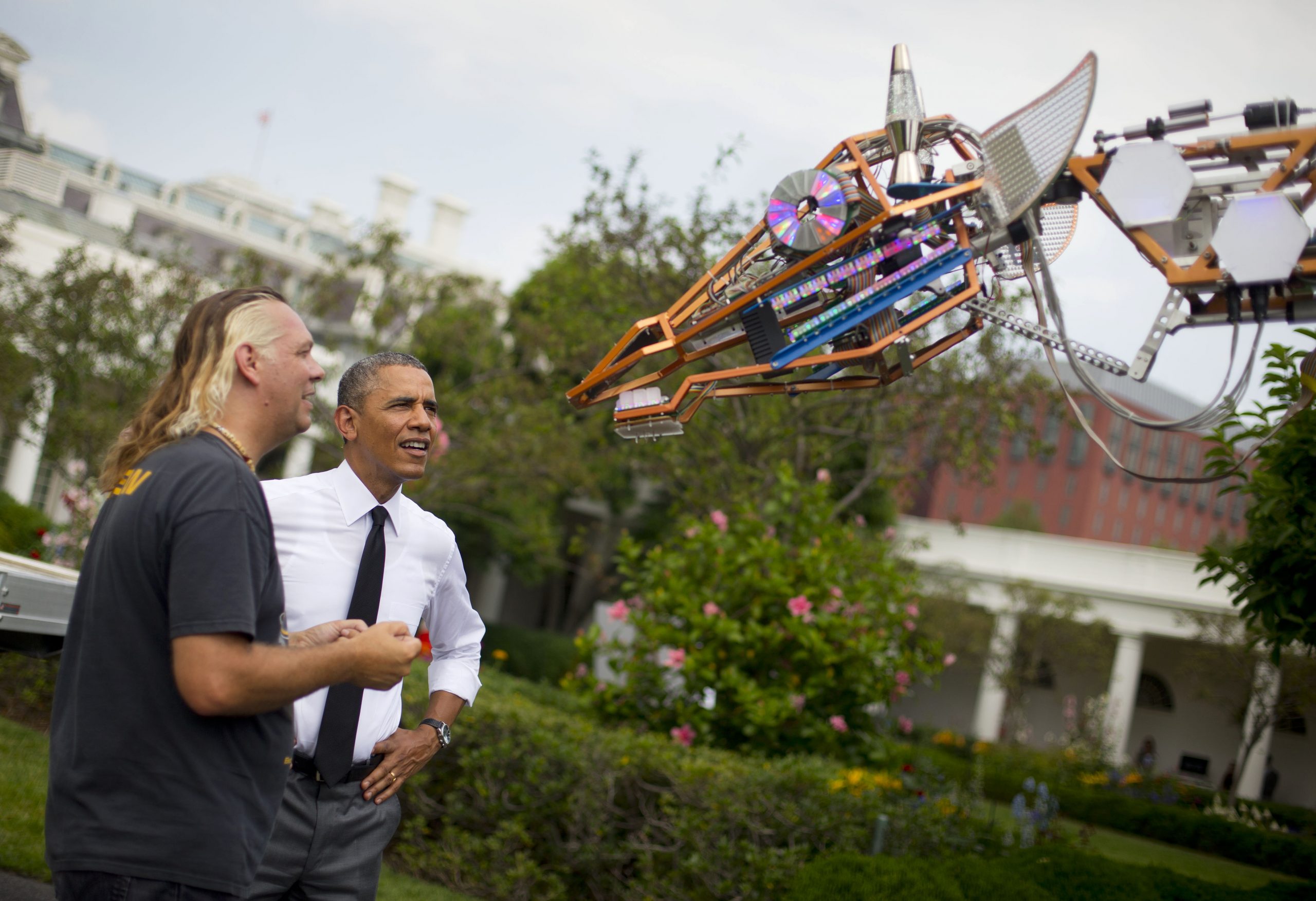 Obama, inventors check out electric giraffe