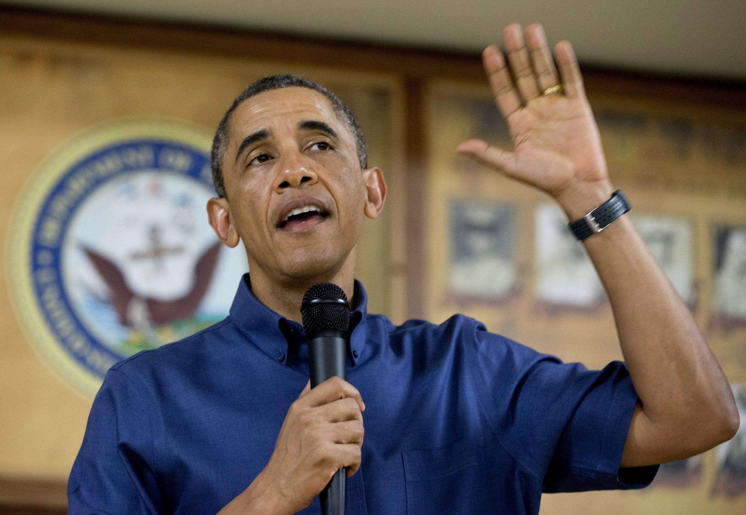 Obama gives Christmas salute to military families