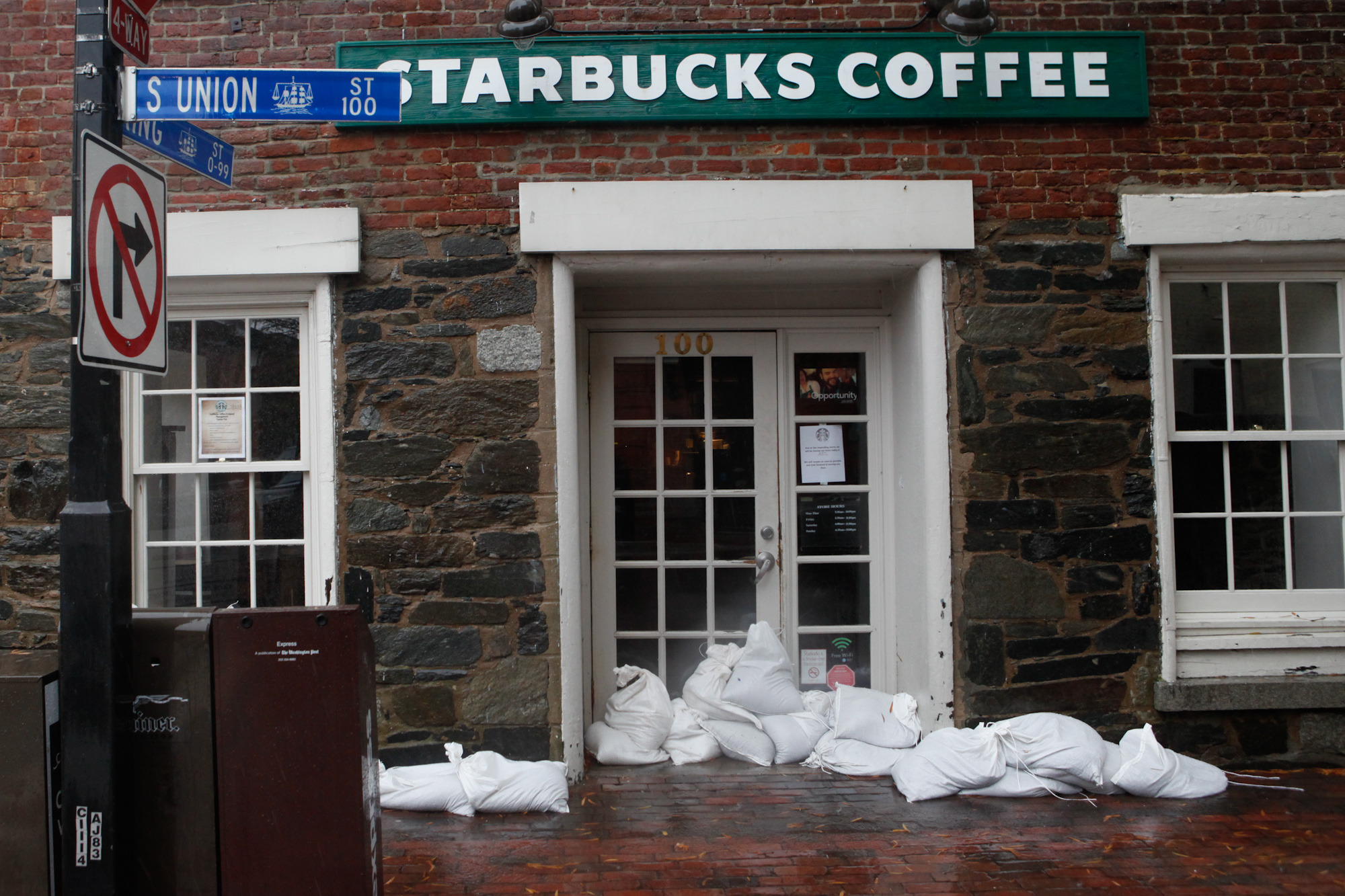 Hurricane Sandy shuts down Washington area