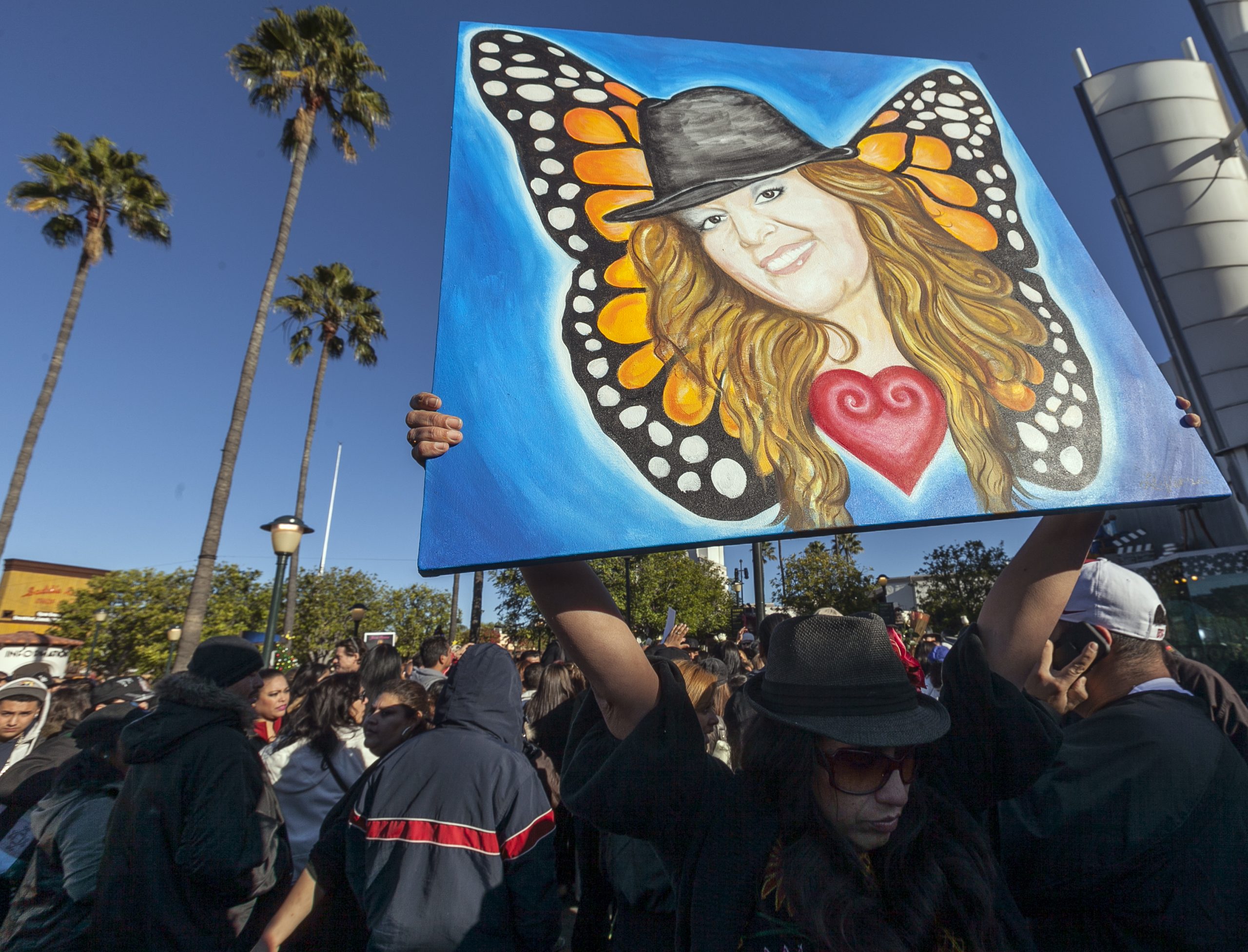 Music, roses at singer Jenni Rivera’s memorial