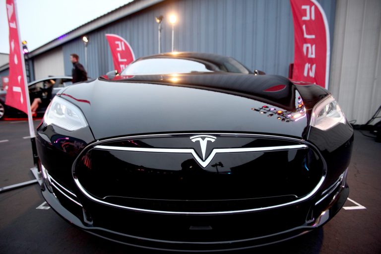 Tesla founder Elon Musk says media reports about self-driving car deaths are overshadowing safety improvements. 